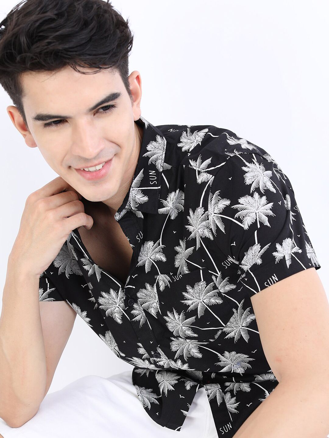 HIGHLANDER Men Black Slim Fit Tropical Printed Casual Shirt