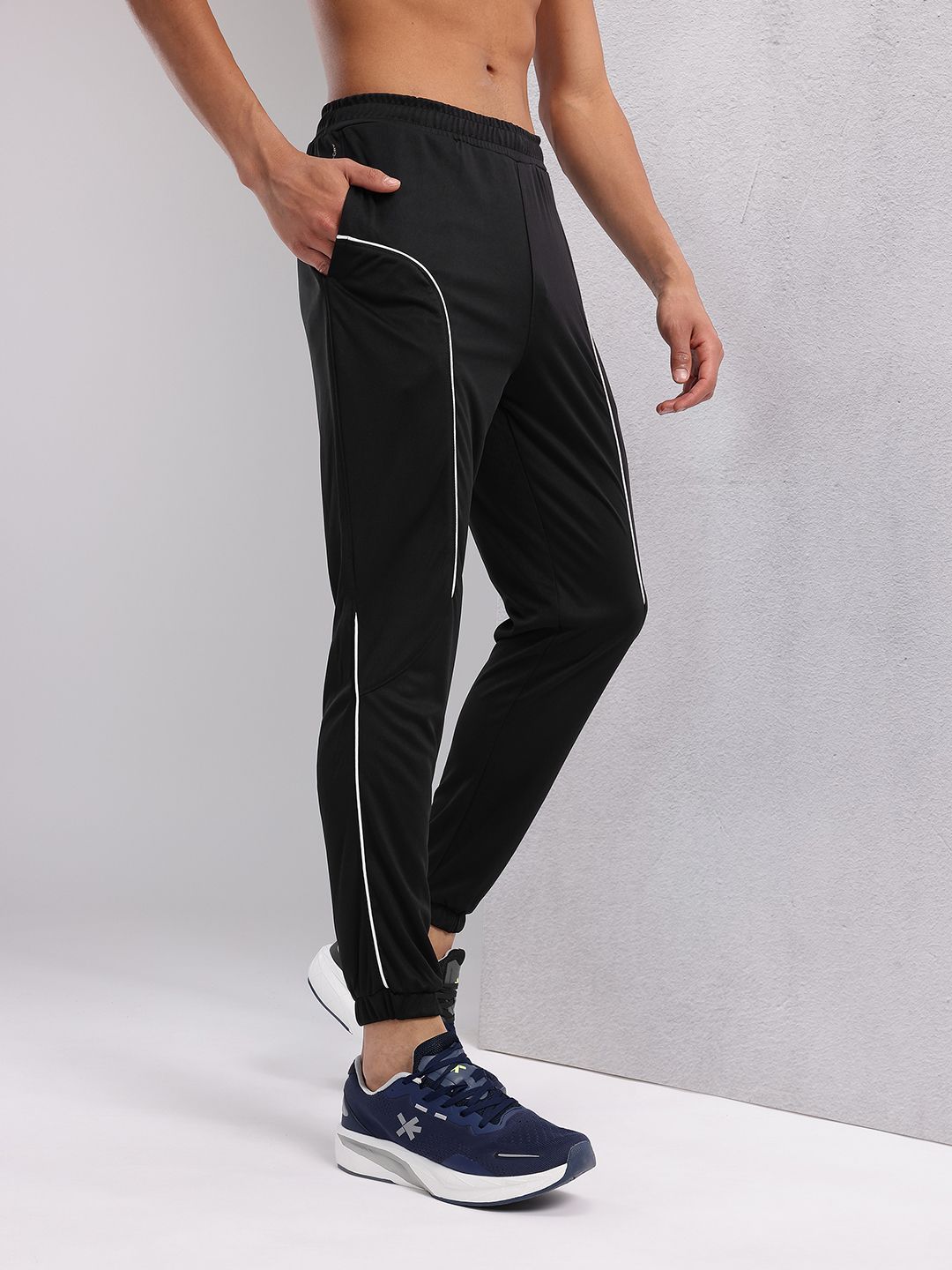 HRX by Hrithik Roshan Men Mid-Rise Rapid-Dry Training Joggers with Contrast Piping