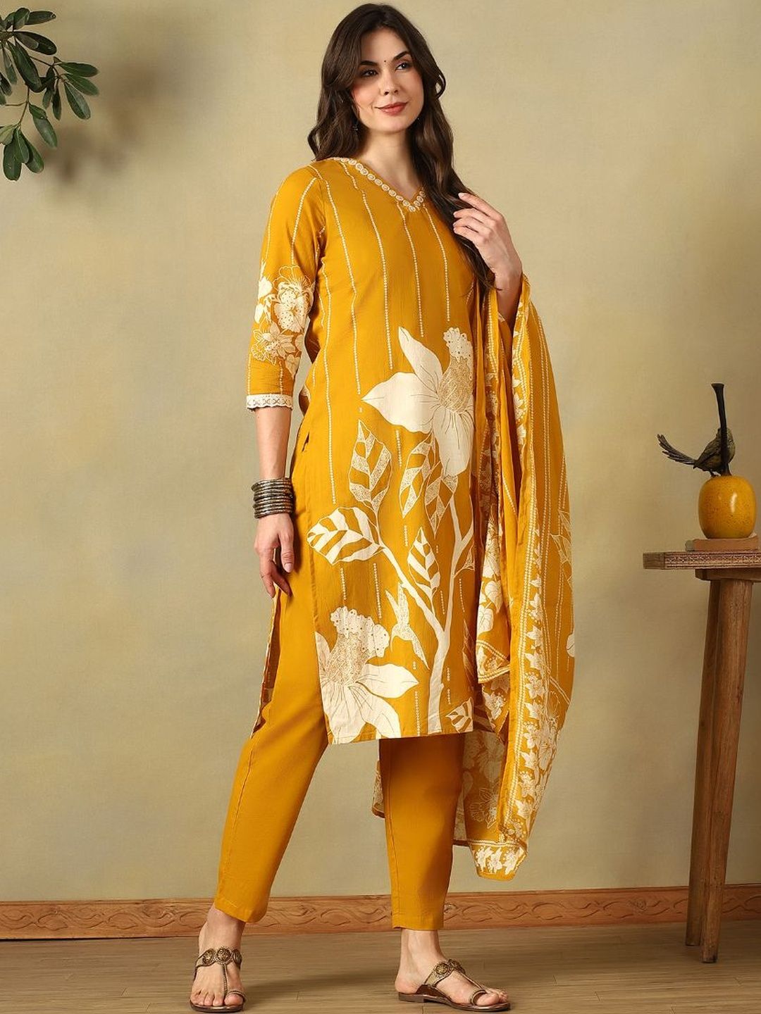 Mamicha Women Floral Printed Regular Pure Cotton Kurta with Trousers & With Dupatta