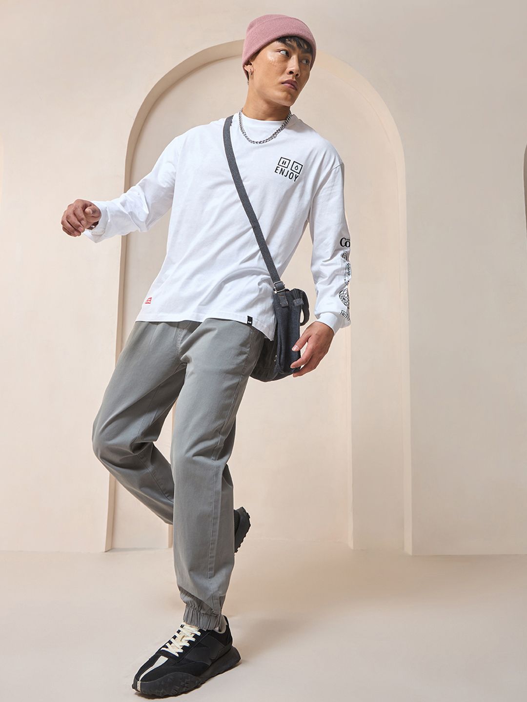 Bewakoof Men Solid Mid-Rise Joggers