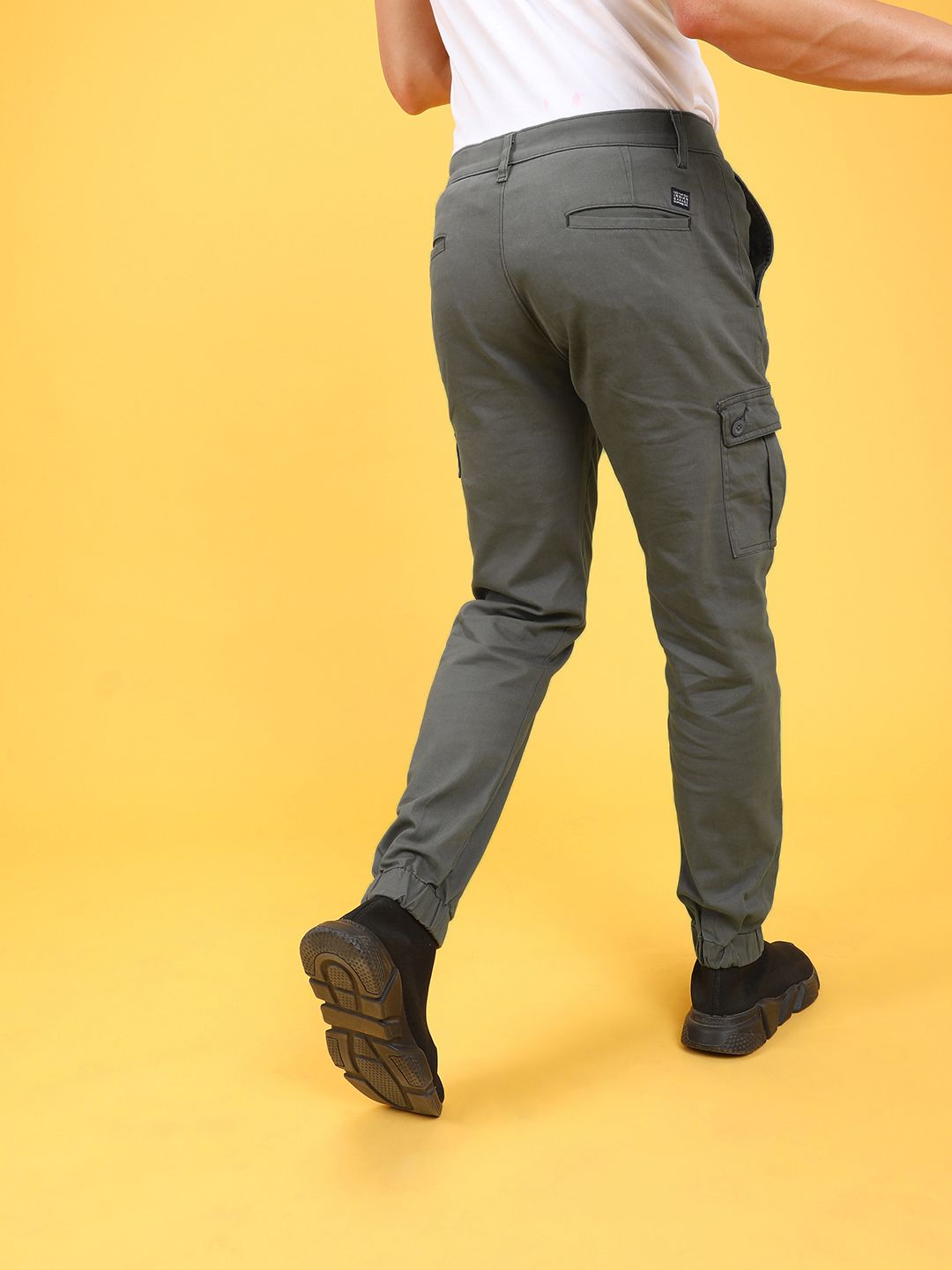 The Indian Garage Co Men Grey Slim Fit Cargo Joggers