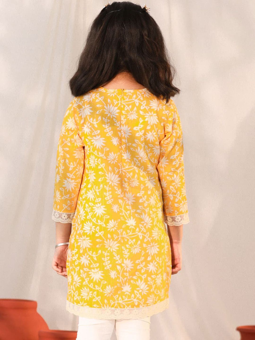VASTRAMAY Girls Floral Printed Gotta Patti Cotton Straight Kurta