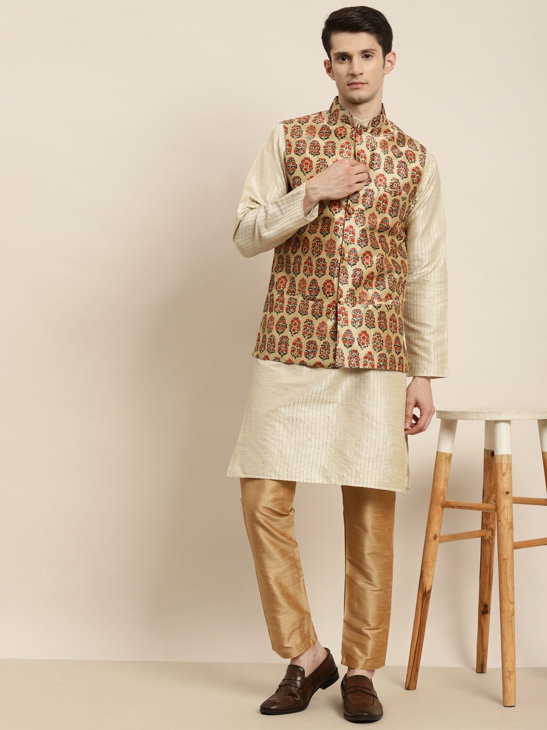 SOJANYA Kurta Berwarna Krim & Beige Lelaki dengan Jaket Churidar & Nehru