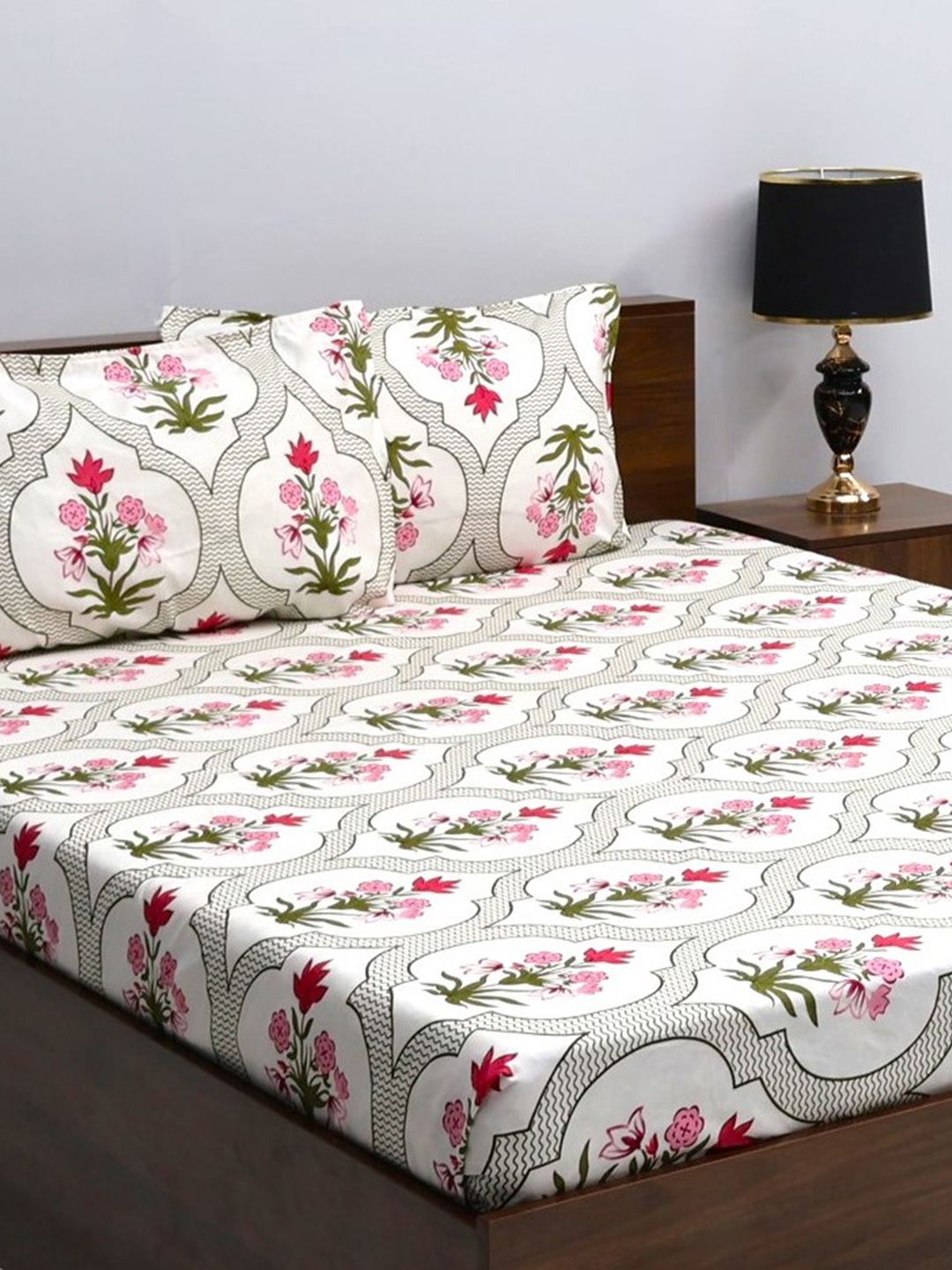 BOMBAY DYEING White & Green Floral 144 TC Queen Bedsheet with 2 Pillow Covers