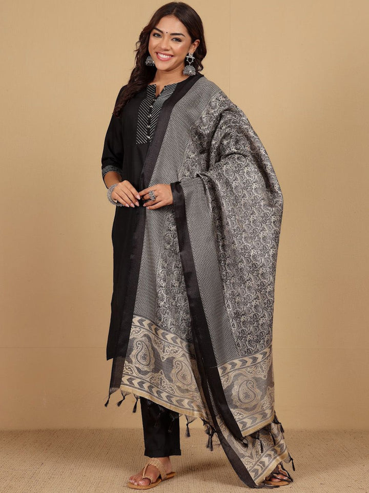 Varanga Thread Work Notch Neck Straight Kurta With Trousers And Dupatta