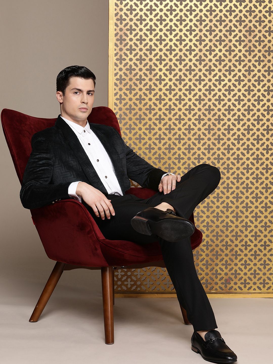 House of Pataudi Tailored Geometric Self Design Velvet Finish Single-Breasted Party Blazer