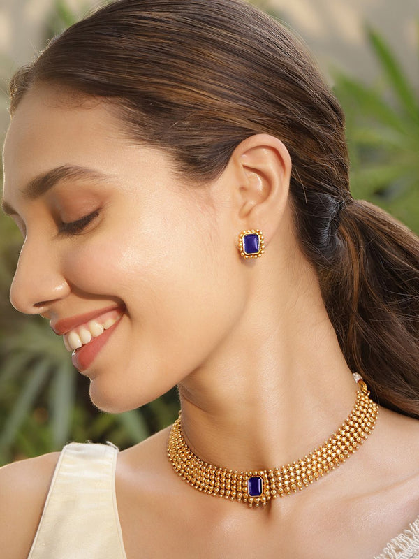 Rubans 22K Gold-Plated Blue Sapphire Studded Choker Necklace Set dengan Manik Emas