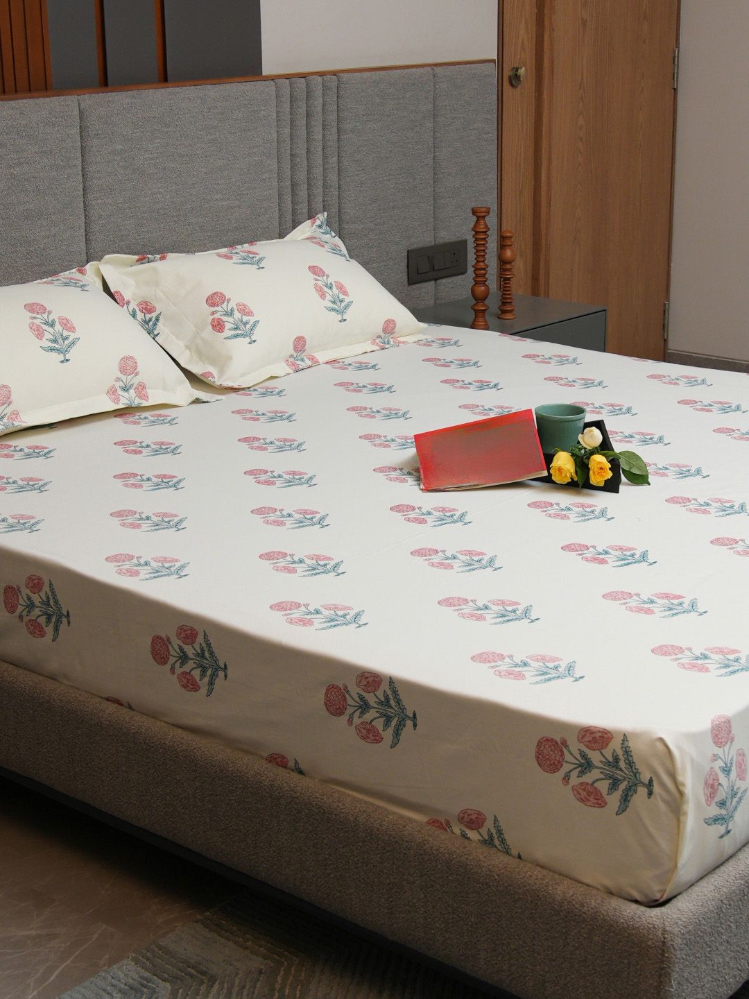 URBAN SPACE White & Pink Printed 200 TC Cotton Double  King Bedsheet With 2 Pillow Covers