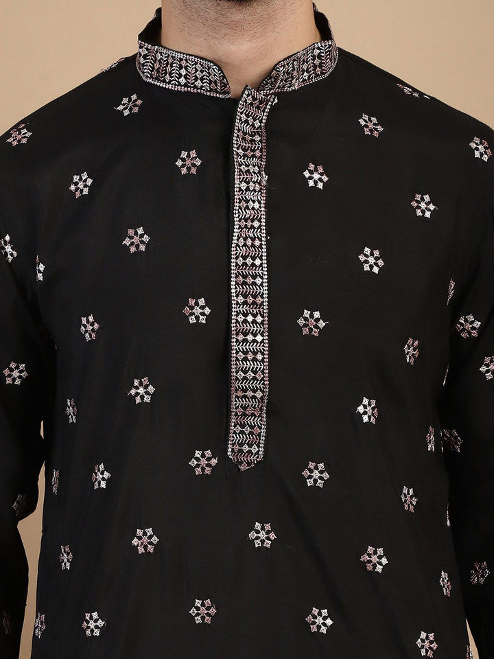 Anouk Floral Sulam Benang Biasa Kerja Mandarin Collar Straight Kurta dengan Churidar