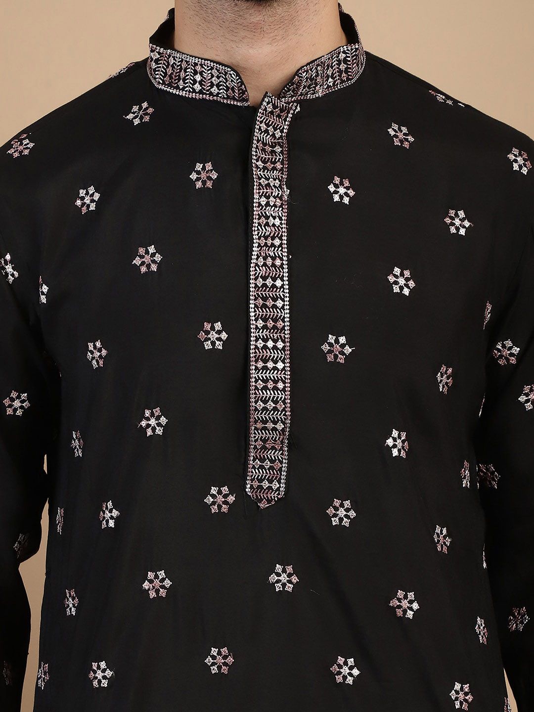 Anouk Floral Sulam Benang Biasa Kerja Mandarin Collar Straight Kurta dengan Churidar