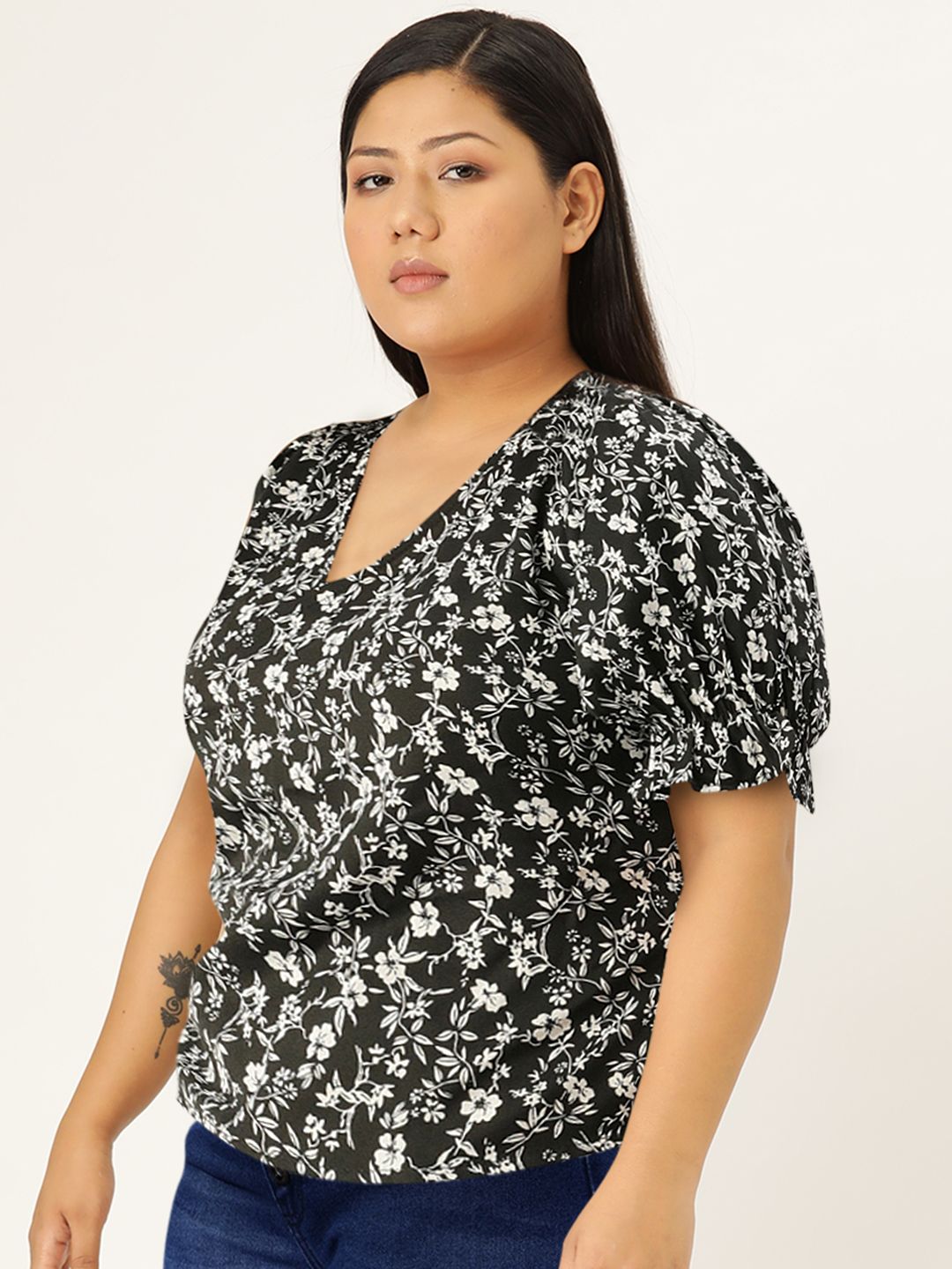 Berrylush Black & White Floral Printed Puff Sleeves Wrap Crop Top