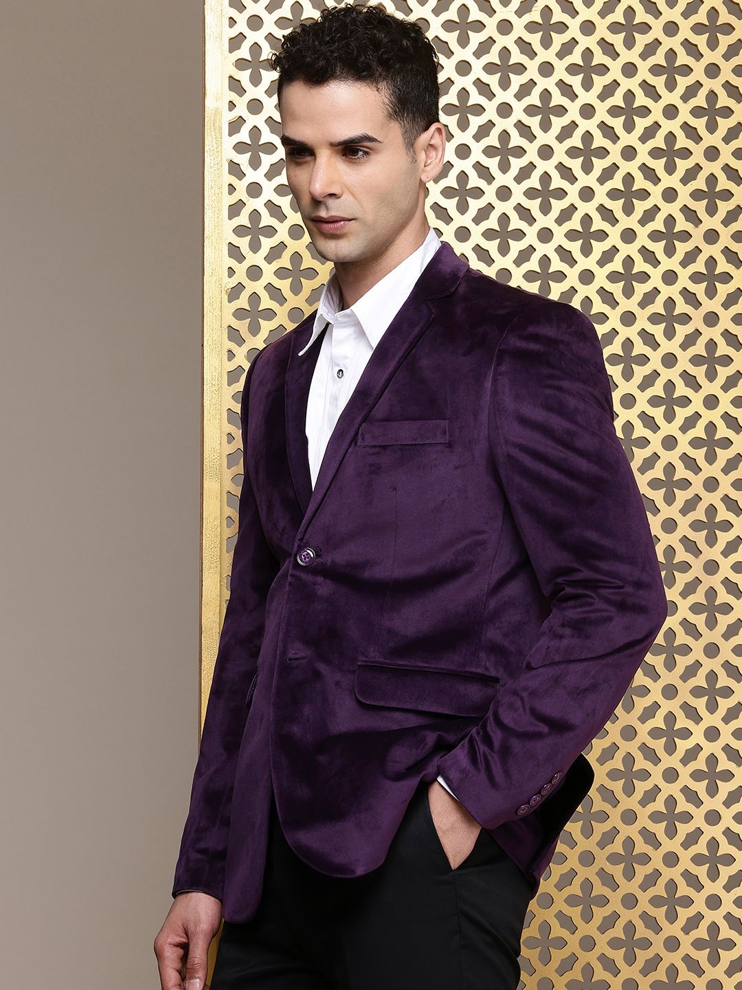 House of Pataudi Notched Lapel Single-Breasted Velvet Finish Jashn Party Blazer