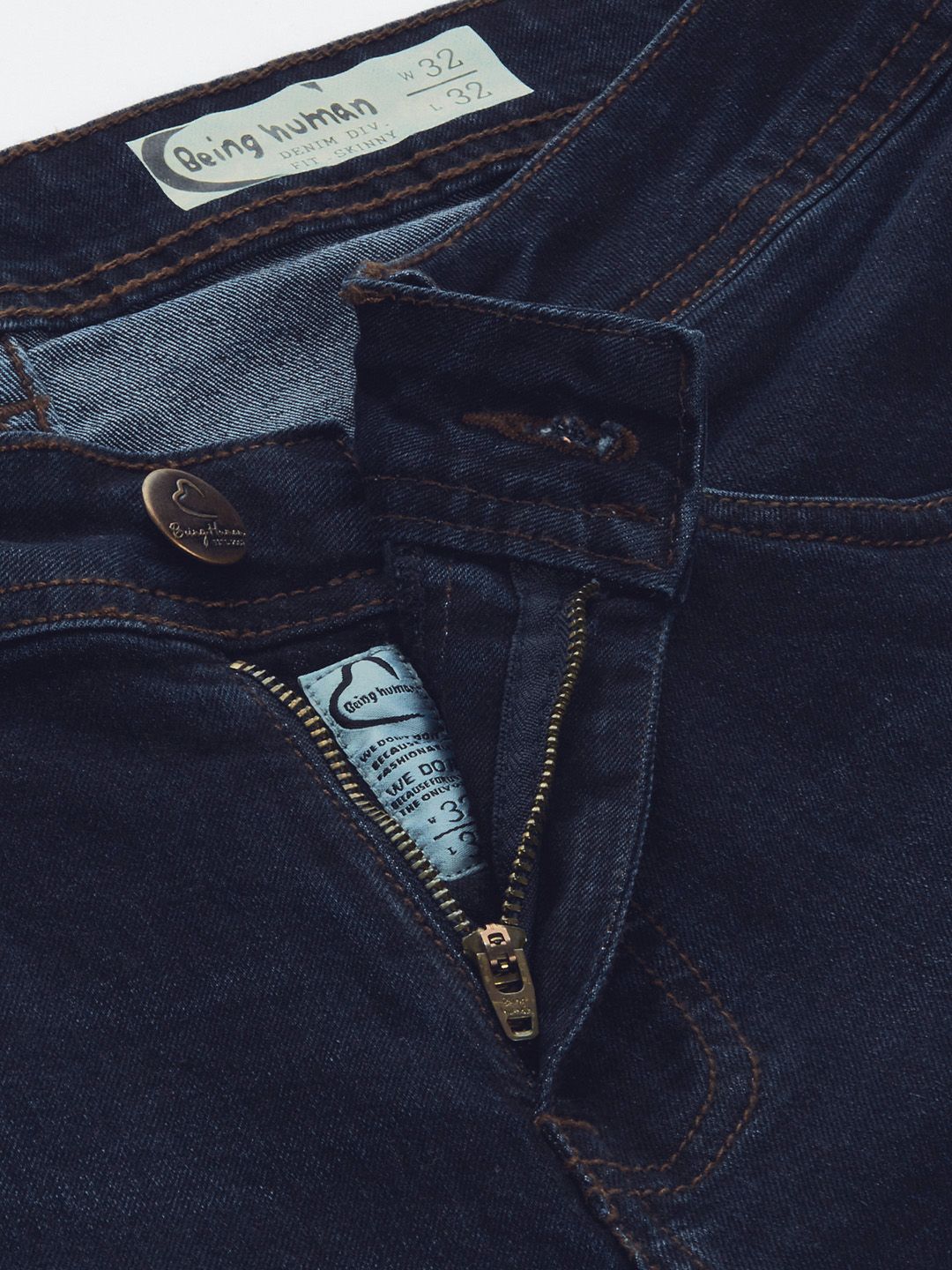 Menjadi lelaki manusia kurus sesuai pertengahan pertengahan kecemasan rendah pudar seluar jeans yang boleh diperbaharui