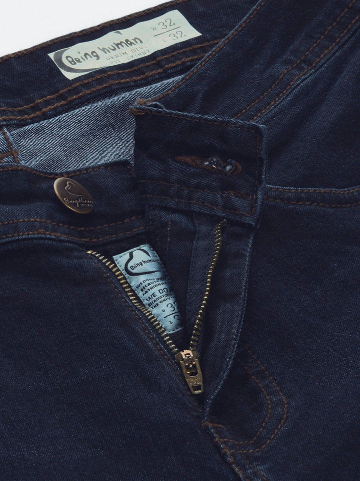 Menjadi lelaki manusia kurus sesuai pertengahan pertengahan kecemasan rendah pudar seluar jeans yang boleh diperbaharui