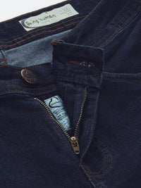 Menjadi lelaki manusia kurus sesuai pertengahan pertengahan kecemasan rendah pudar seluar jeans yang boleh diperbaharui