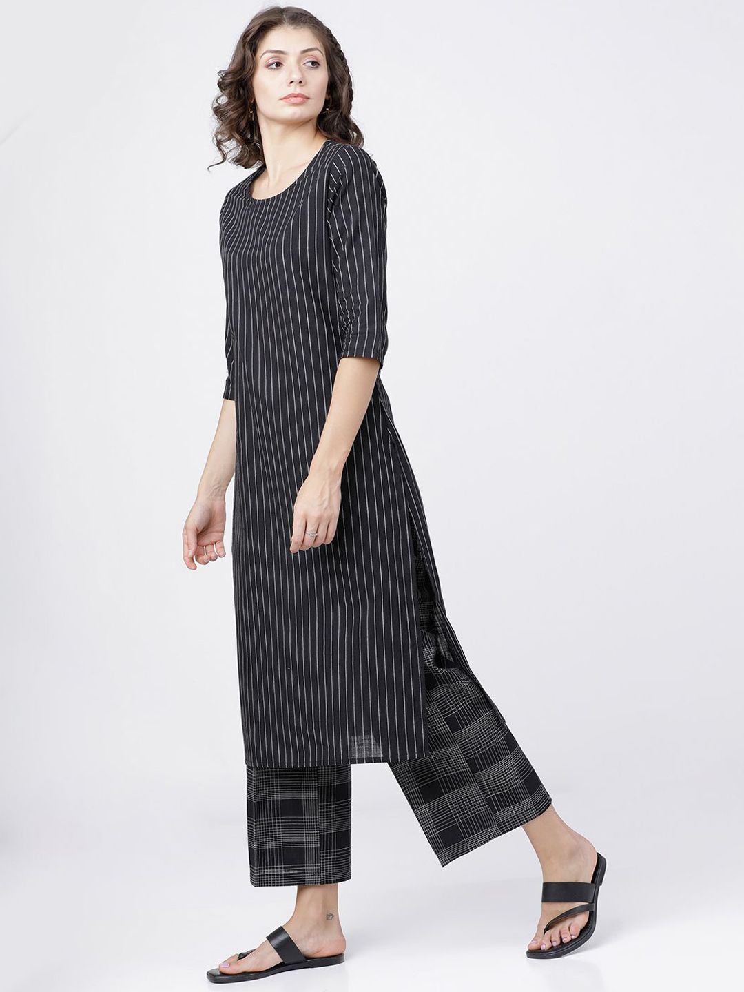 Vishudh Black Striped Printed Round Neck Straight Kurta
