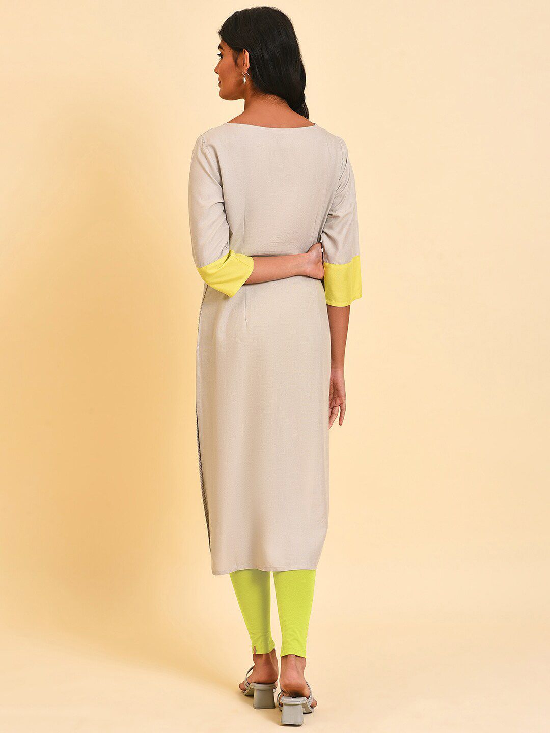 W Geometric Printed Regular Kurta With Leggings