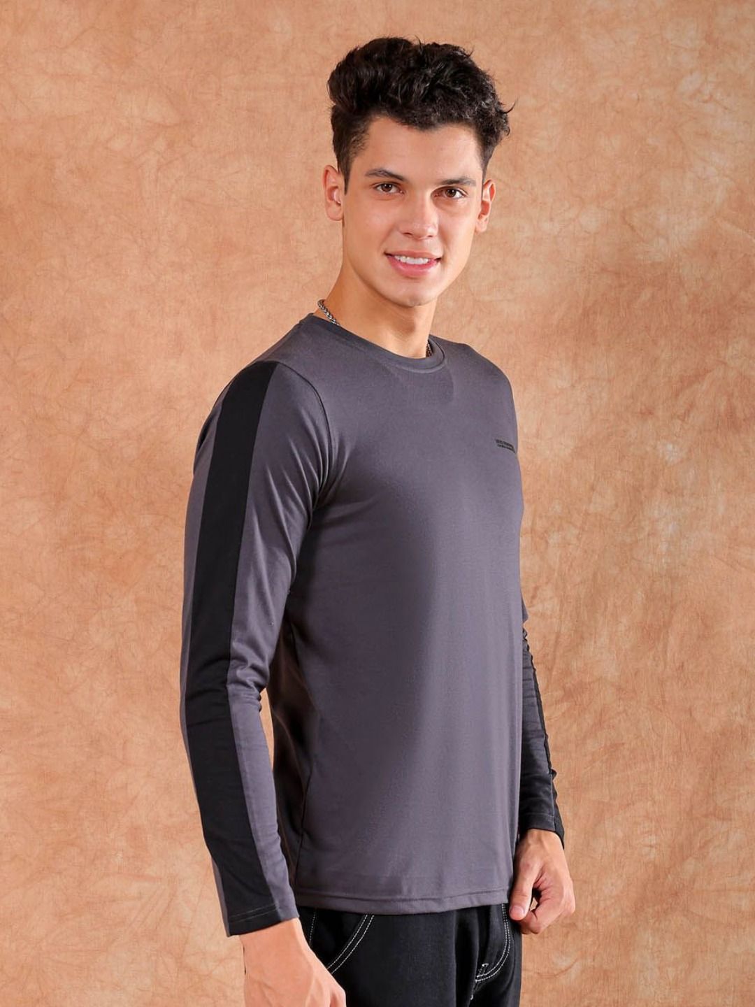 The Indian Garage Co Men Colourblocked Round Neck Slim Fit T-shirt