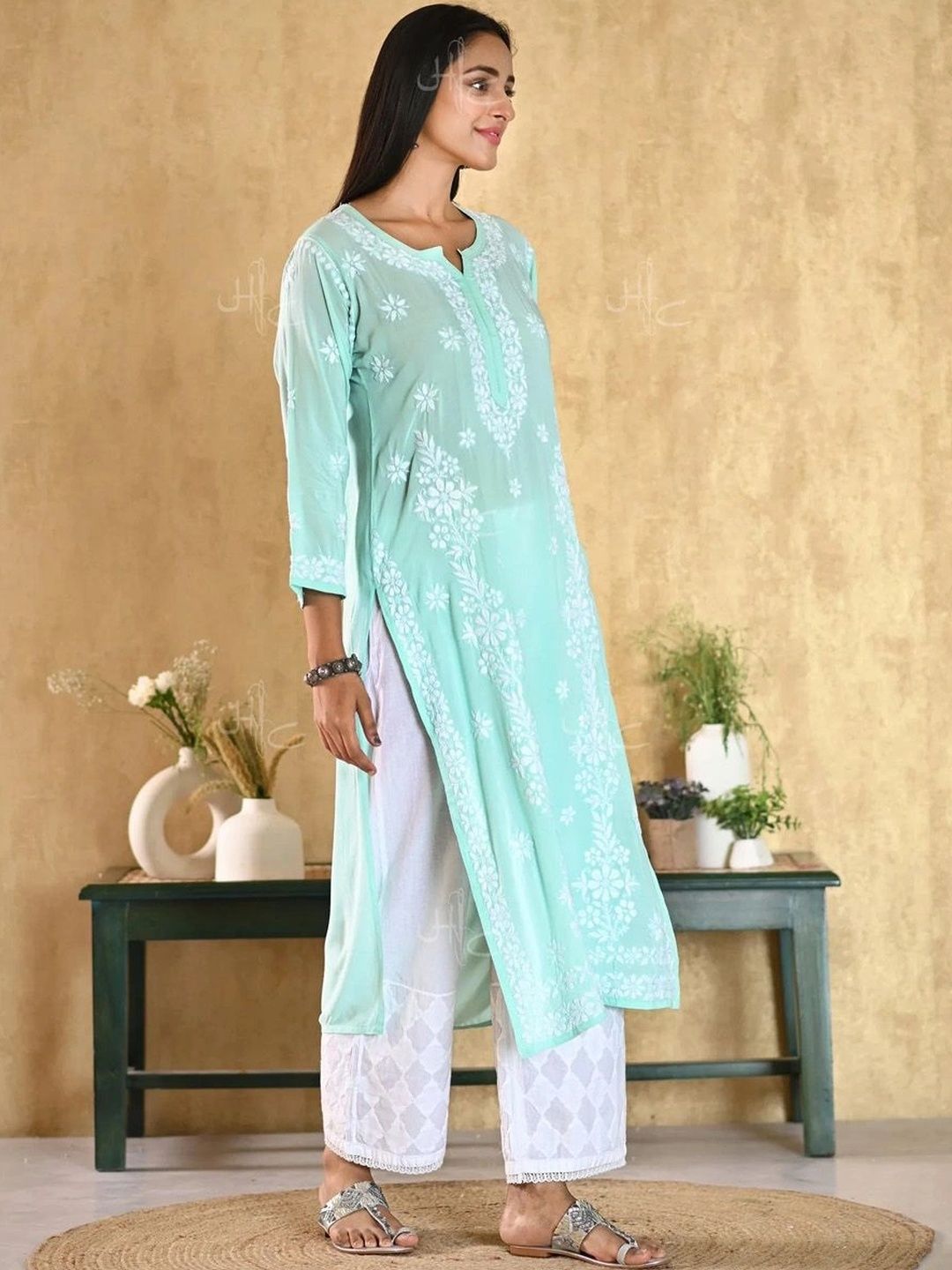 House of Chikankari Women Floral Embroidered Kurta