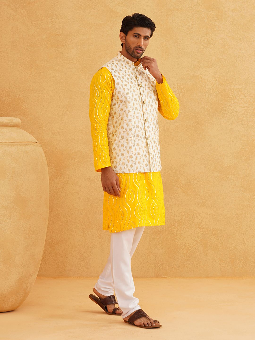 SOJANYA Motif Etnik Bersulam Kurta Kapas Tulen Labuci dengan Jaket Churidar & Nehru