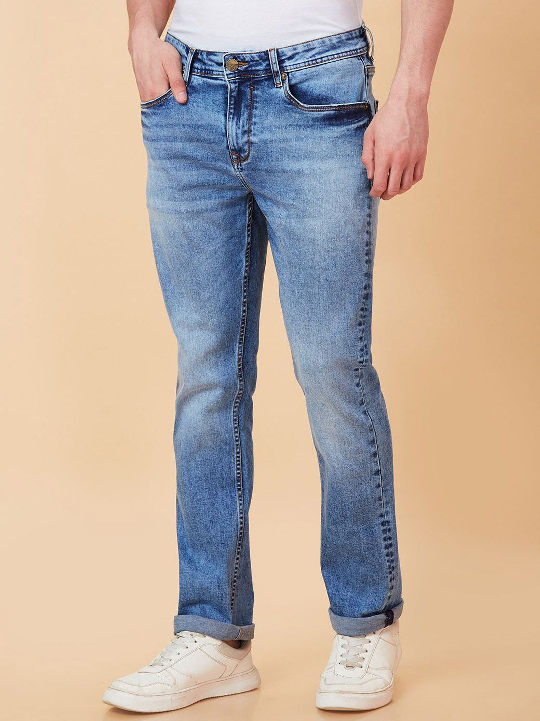 Menjadi lelaki manusia langsing sesuai dengan seluar jeans berat