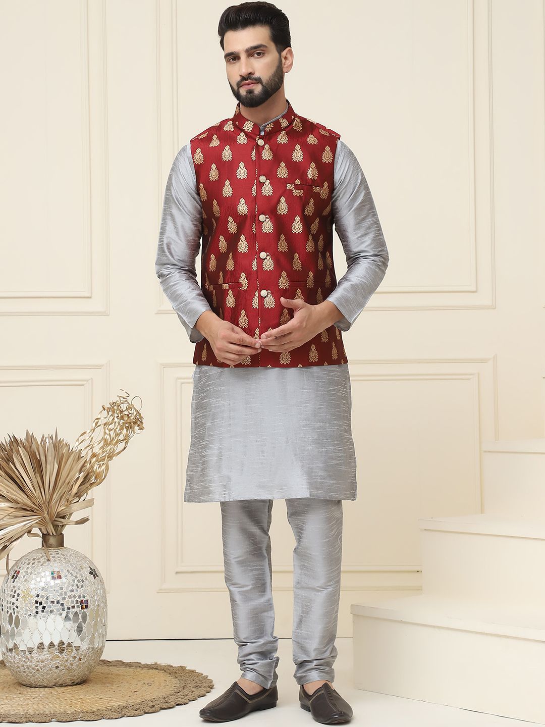 SOJANYA Mandarin Collar Silk Cotton Straight Kurta dengan jaket Churidar & Nehru