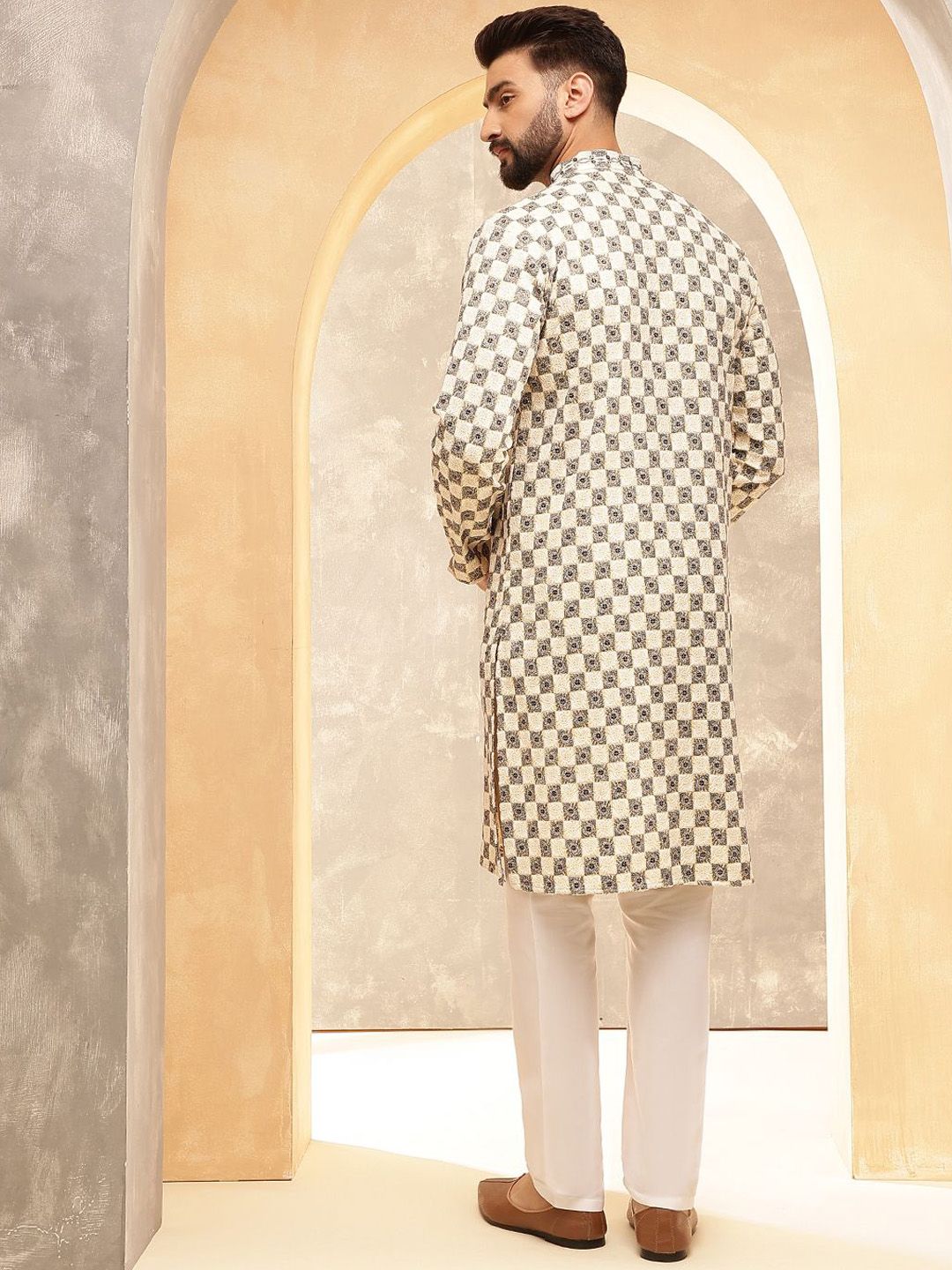 SOJANYA Men Geometric Embroidered Thread Work Kurta