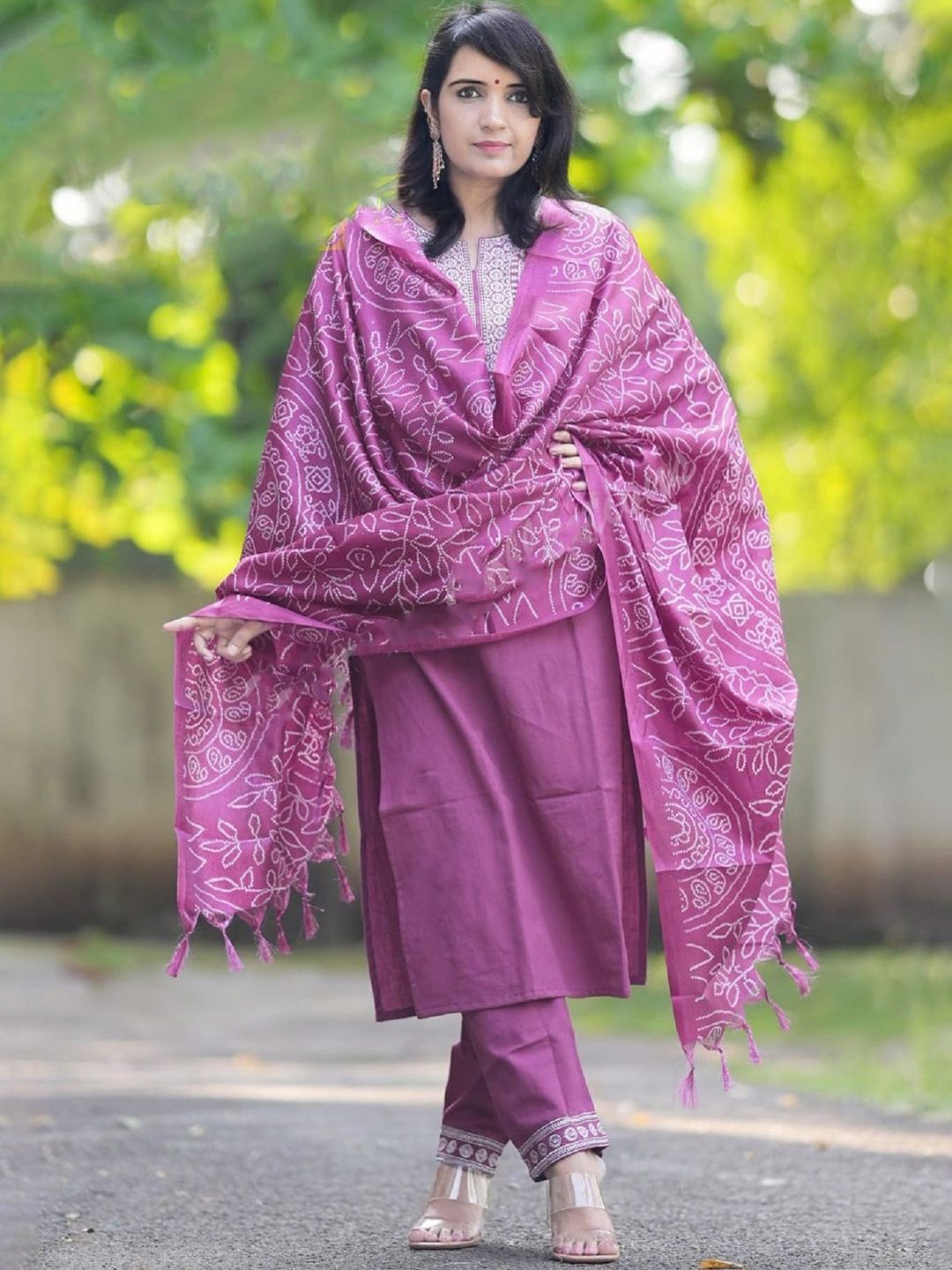 Kalini Floral Comal Nech-Neck Lurus Kurta Sutera Tulen dengan Seluar dan Dupatta