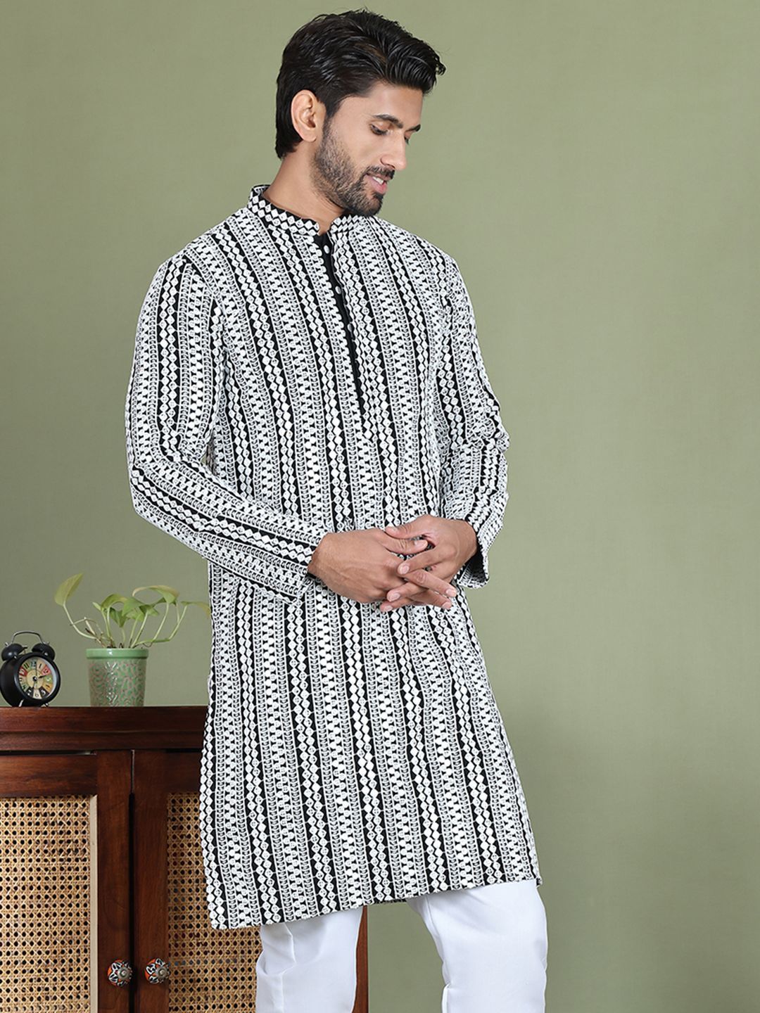 Jompers Ethnic Motifs Embroidered Mirror Work Mandarin Collar Straight Kurta