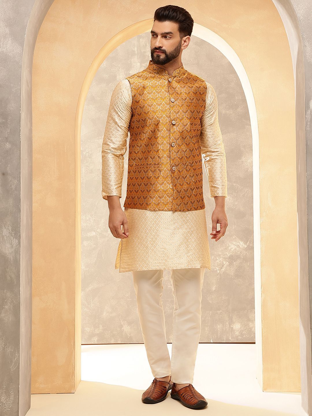 Anouk Beige Woven Design Jacquard Silk Straight Kurta Dengan Piyama Dan Jaket Nehru