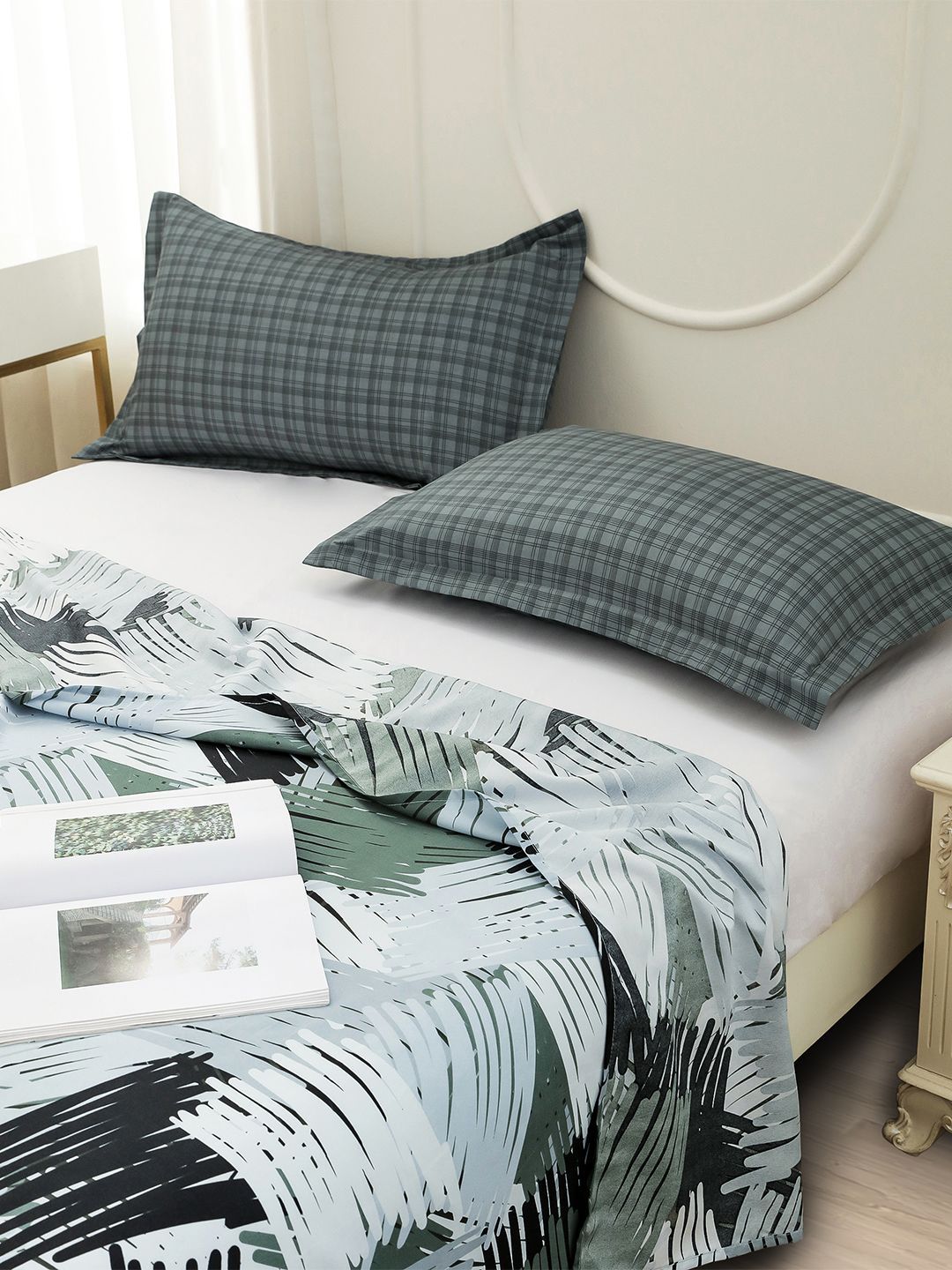 Story@home Green & White Abstract Printed 240 TC Satin Finish Queen Bedsheet Set