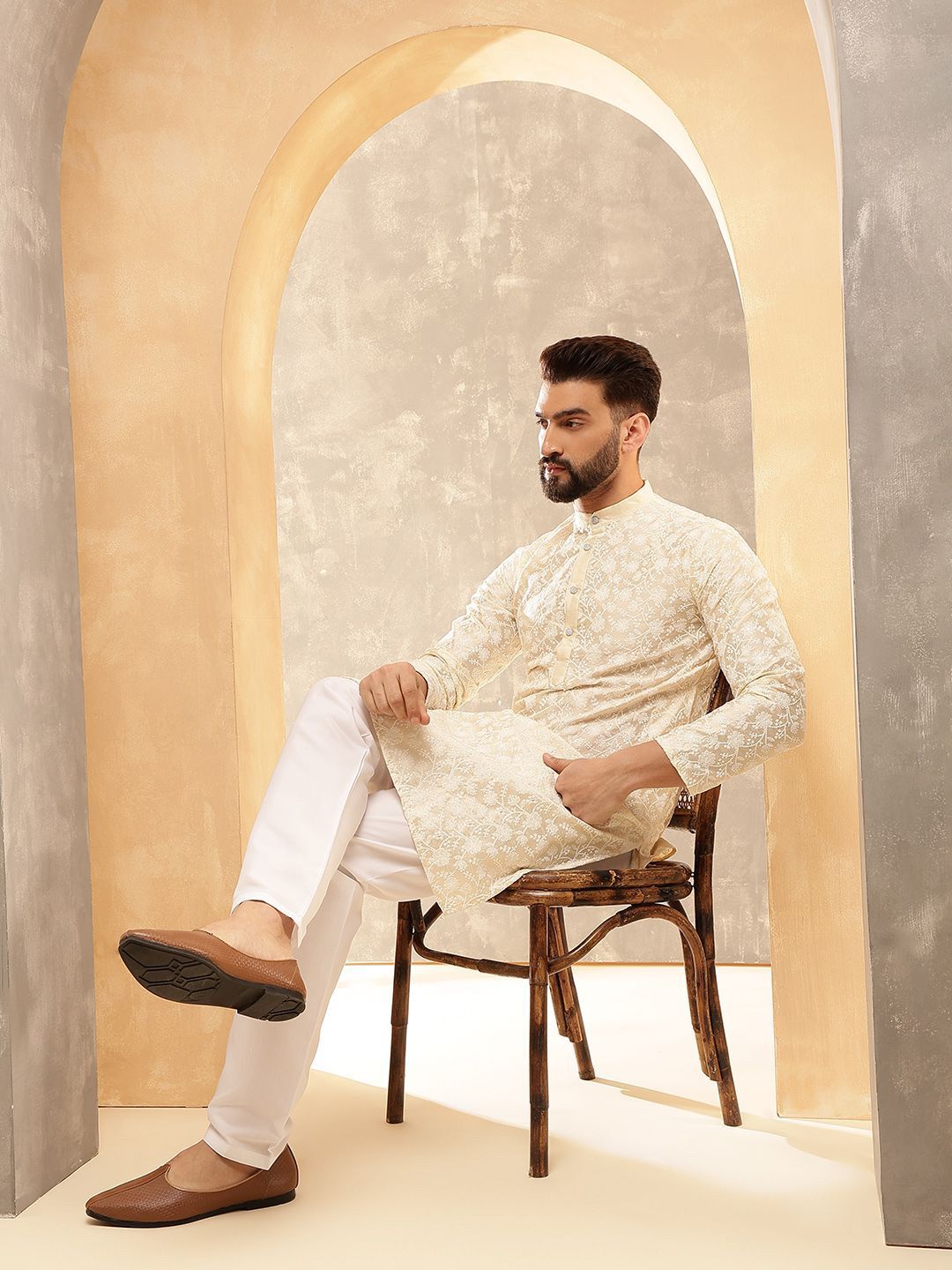 Anouk Cream & White Band Collar Floral Sulam Kurta Lurus