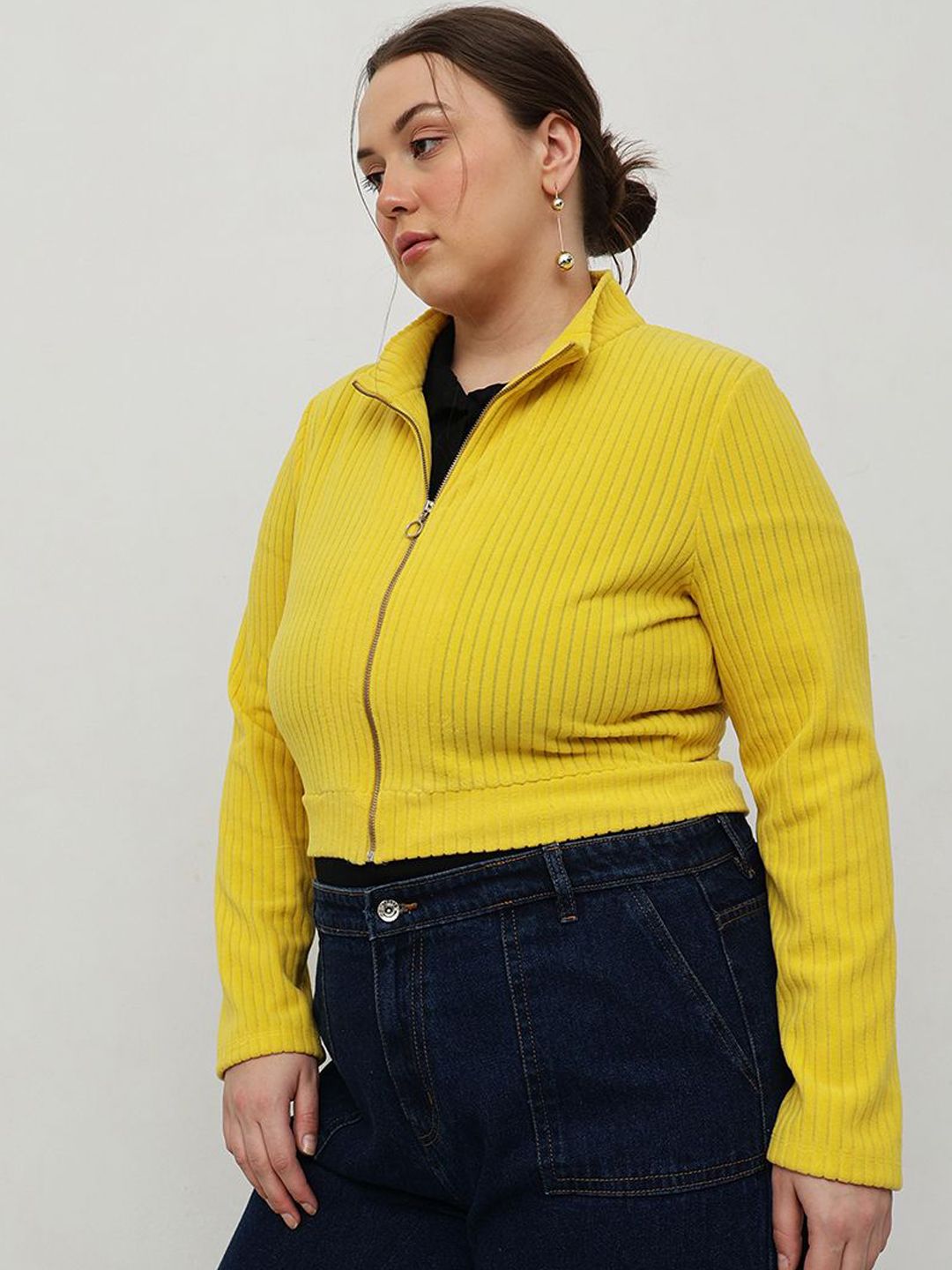 Wanita jalanan yang curvy tanpa jaket empuk tanaman