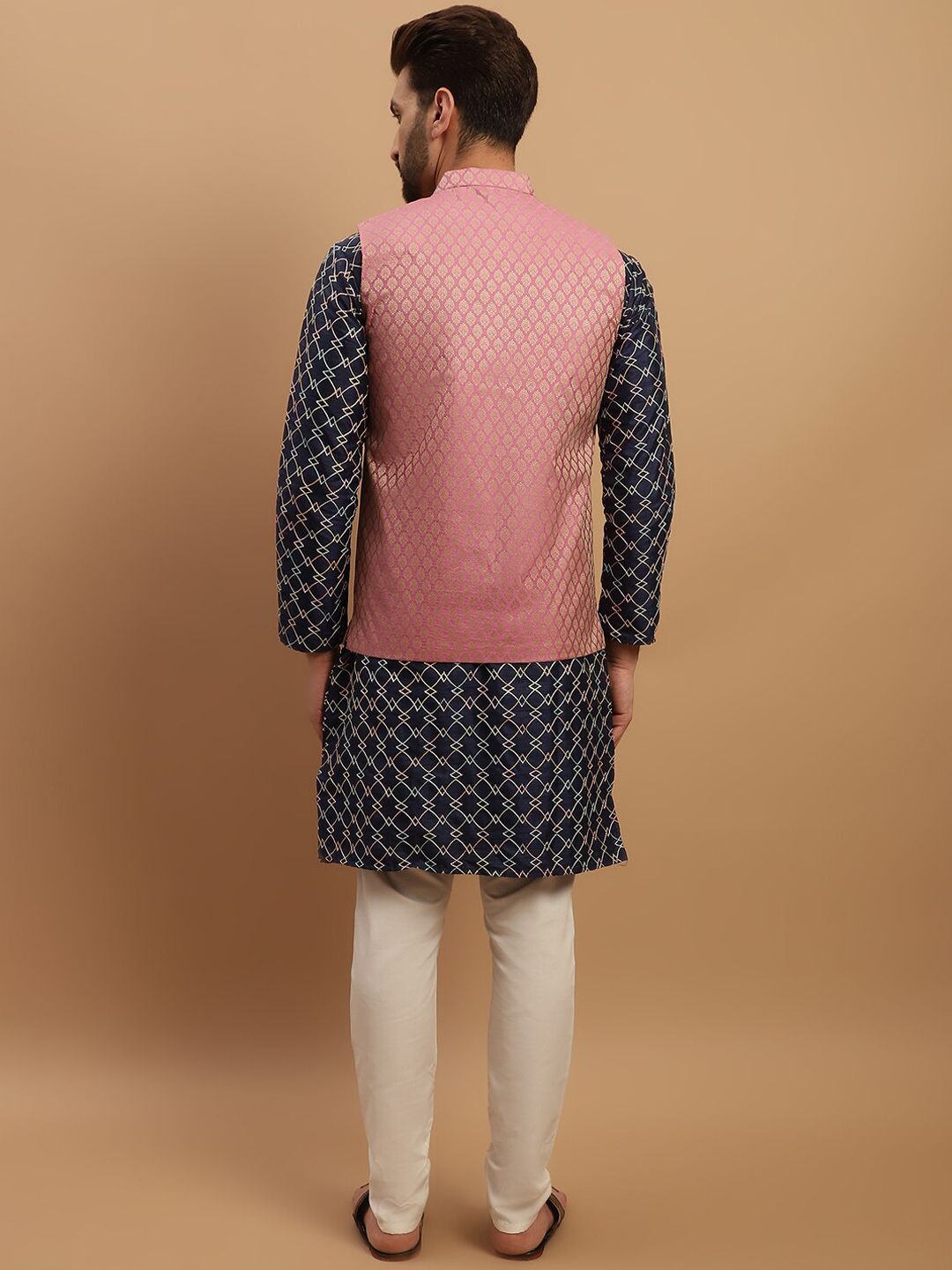 SOJANYA Kurta Biasa Bersulam Geometrik dengan Jaket Nehru Rekaan Churidar & Tenunan