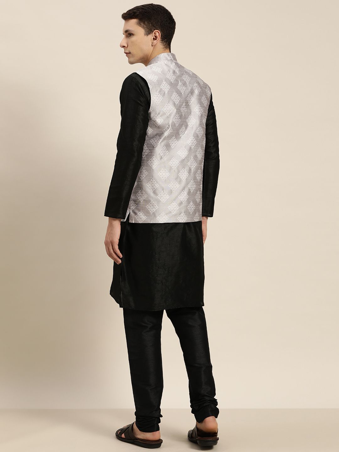 SOJANYA Men Black Kurta with Churidar