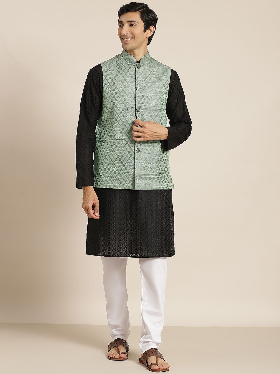 SOJANYA Lelaki Black Chikankari Pure Cotton Kurta with Churidar & Nehrujacket