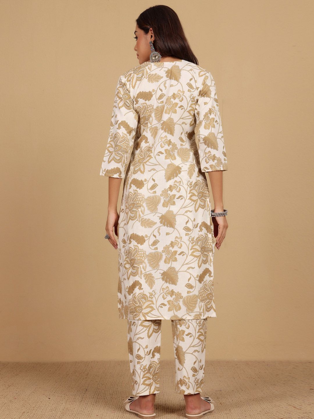 Varanga Floral Printed Thread Work Round Neck Straight Kurta With Trousers