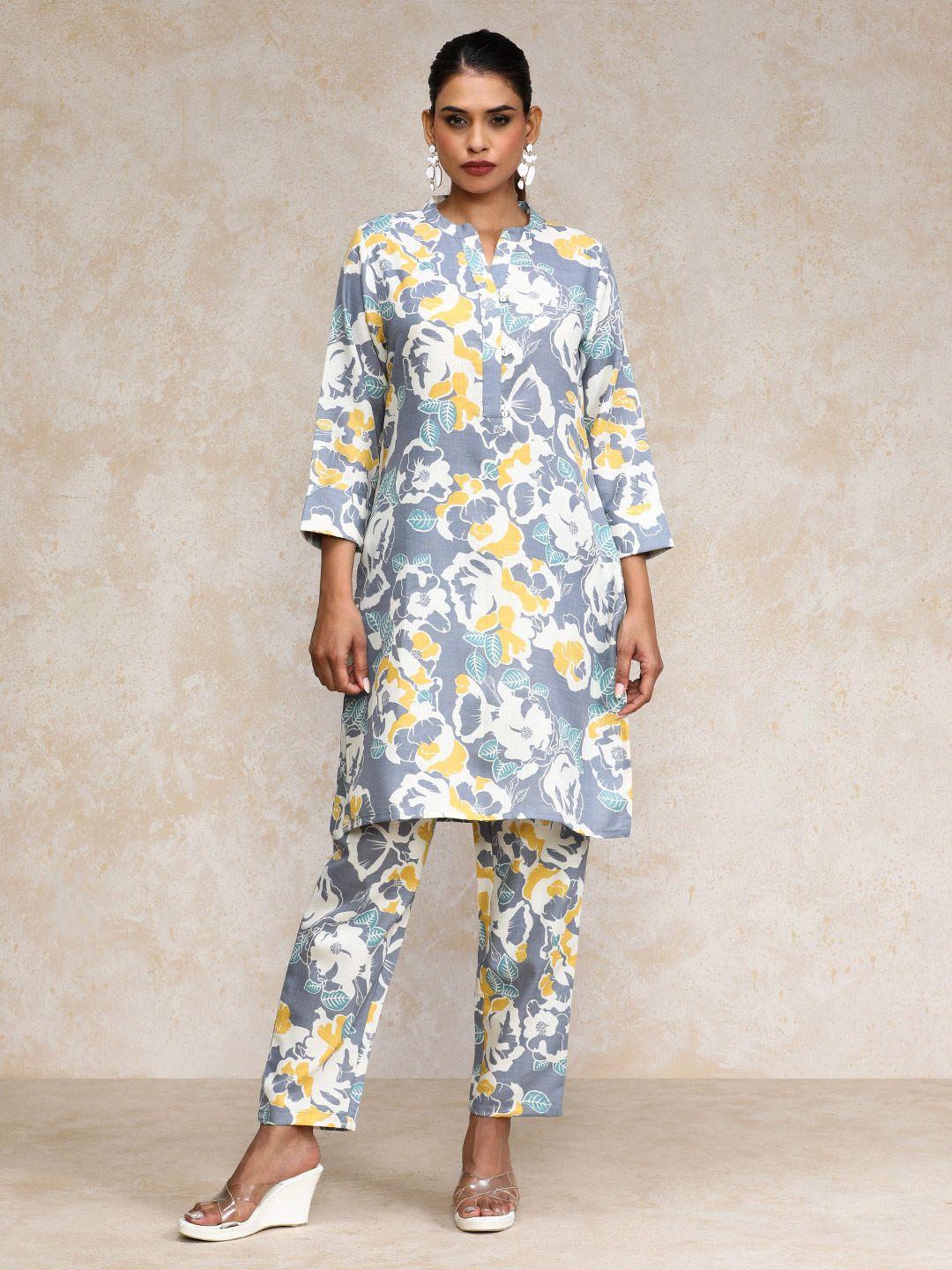 Varanga Women Printed Regular Kurta with Trousers