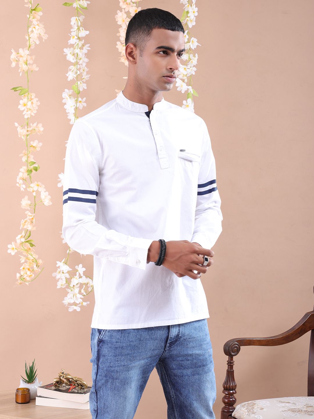 The Indian Garage Co Men White Solid Kurta with stripe detail