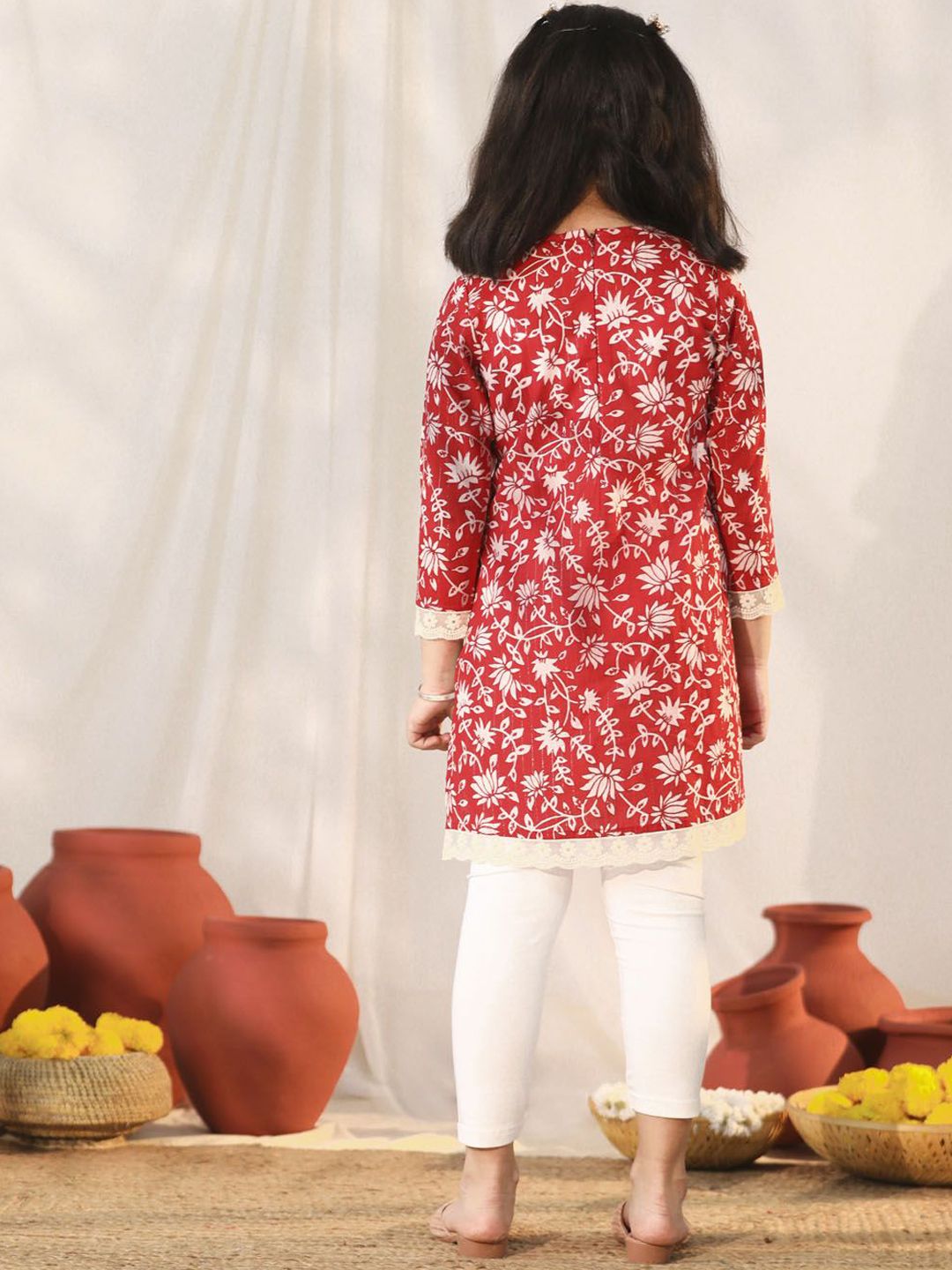 VASTRAMAY Girls Floral Printed V-Neck Pure Cotton Straight Kurta with Leggings