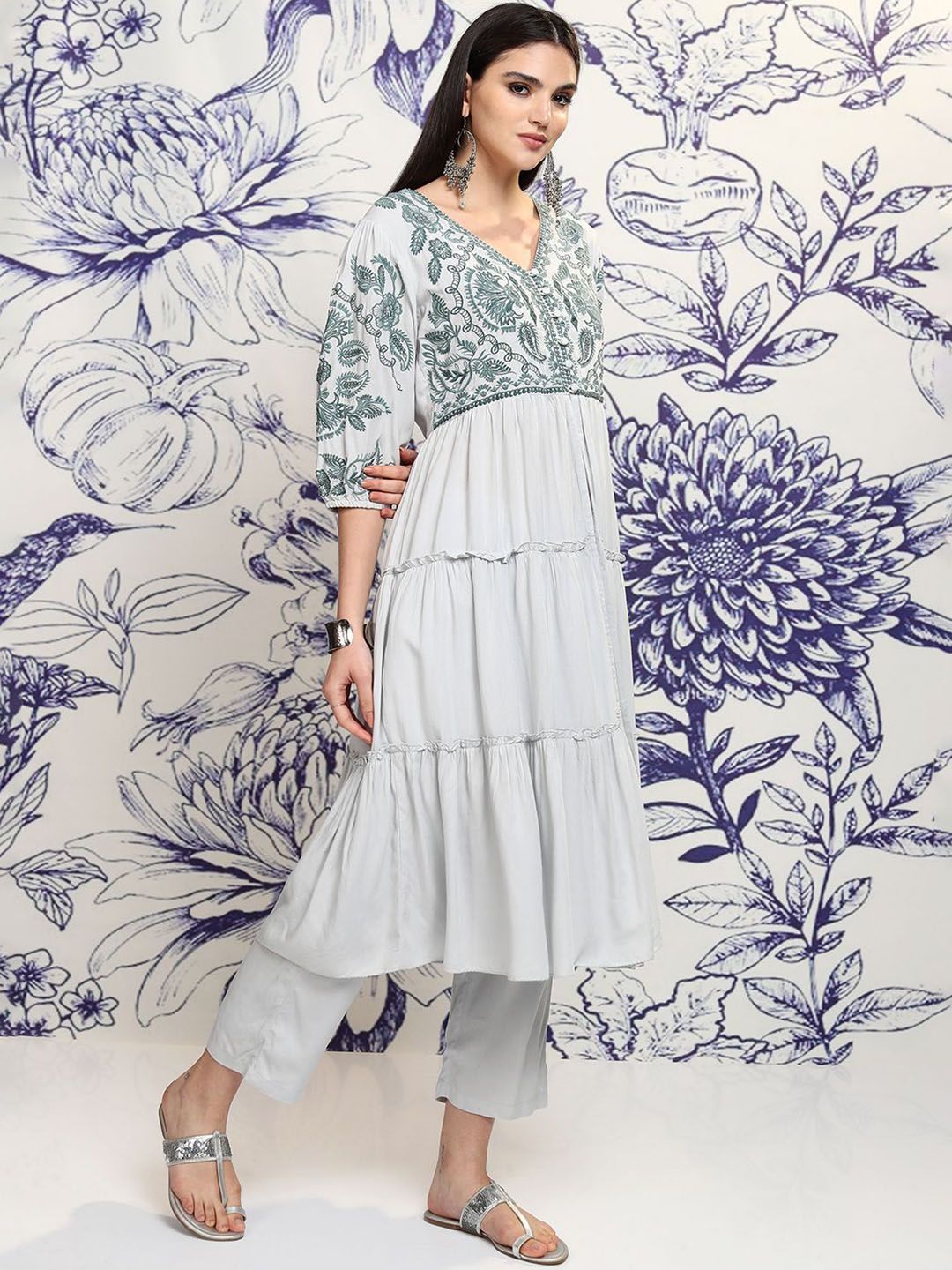 Vishudh Ethnic Motifs Embroidered V-Neck Thread Work Straight Kurta With Trousers