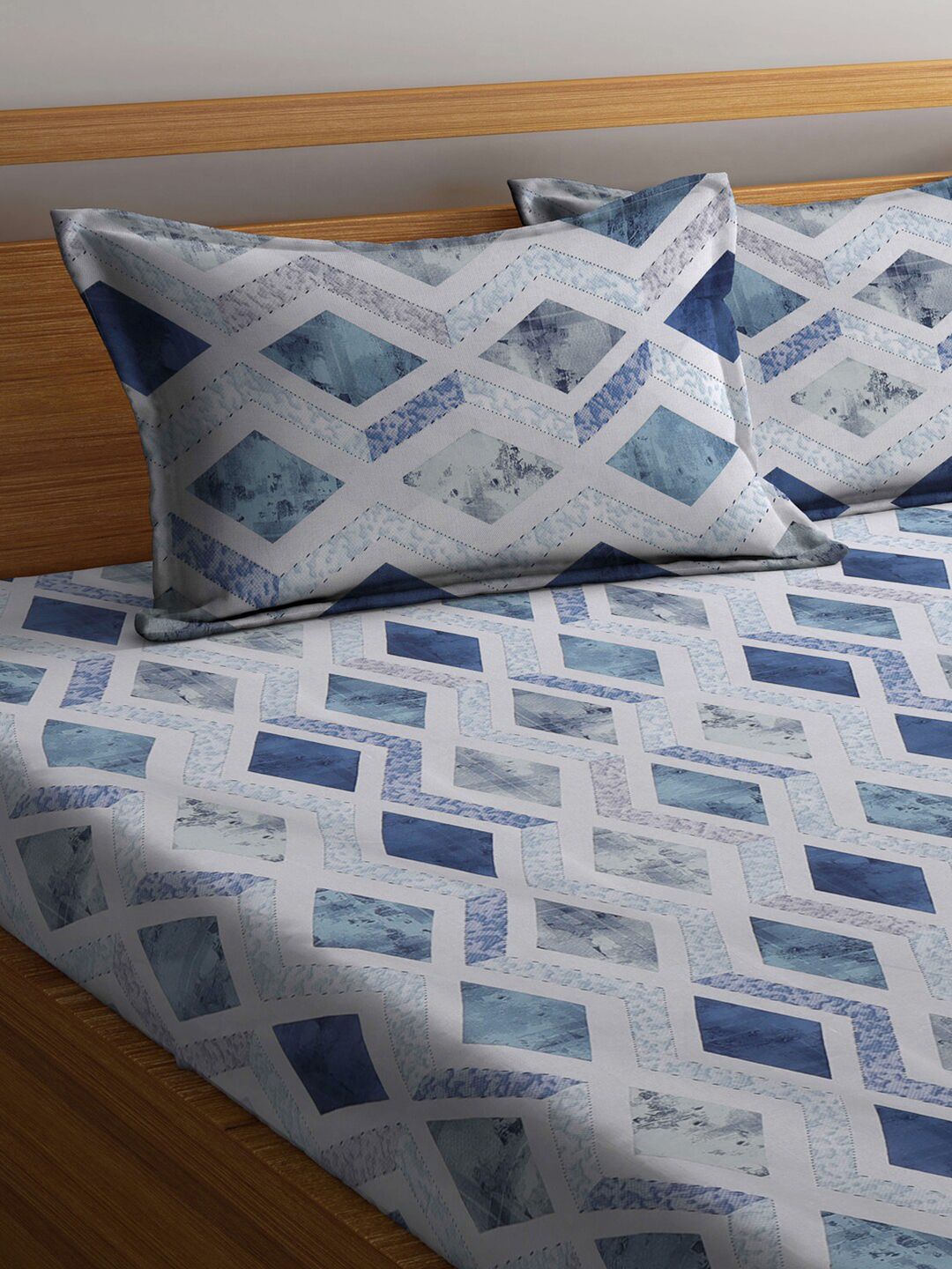 KLOTTHE Blue & White Geometric Printed 400 TC Double King Bedsheet With 2 Pillow Covers