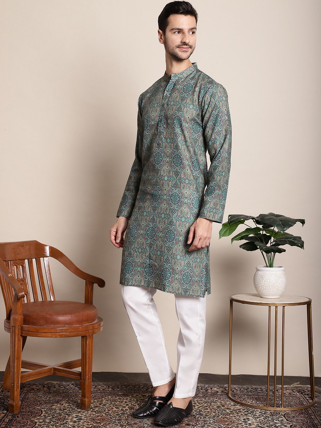 Anouk Green & White Paisley Printed Kurta With Pyjamas