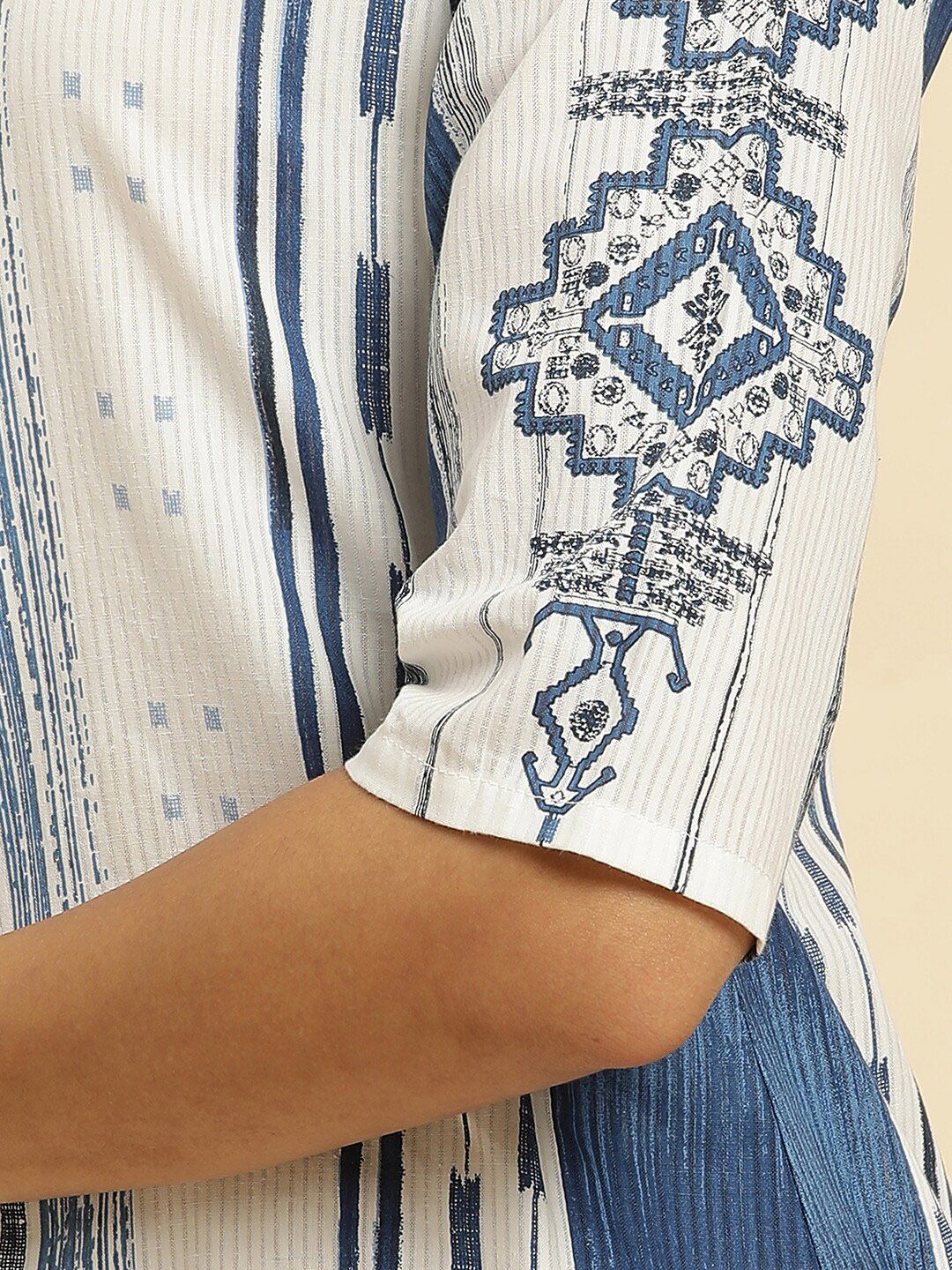 W Geometric Printed Round Neck Straight Pure Cotton Kurta