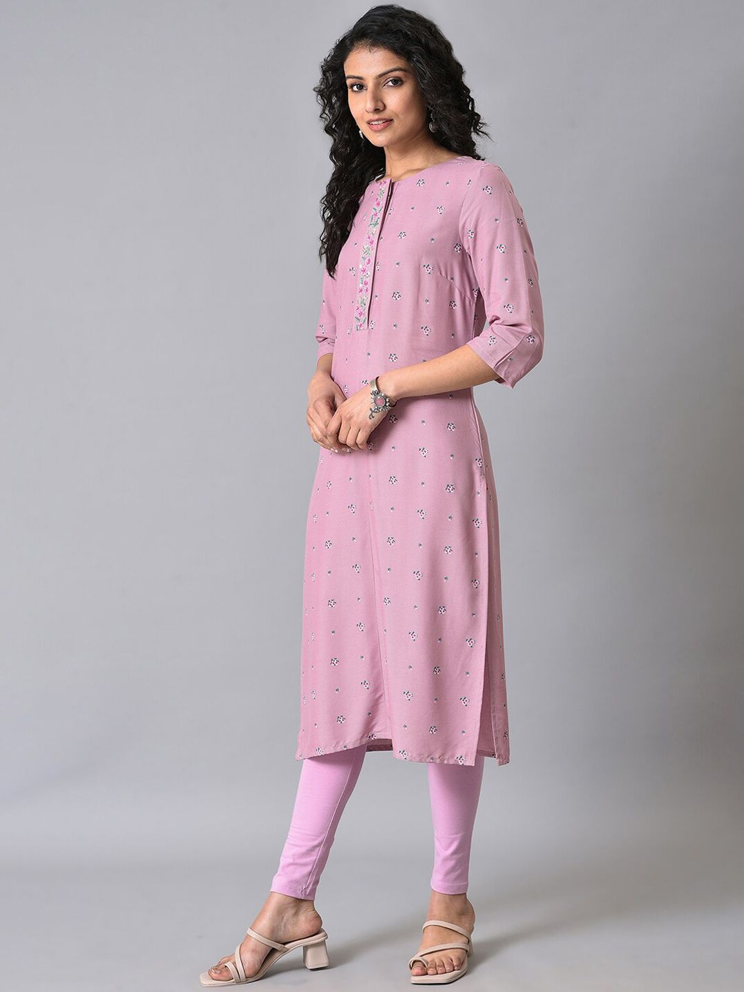 W Floral Embroidered Thread Work Kurta