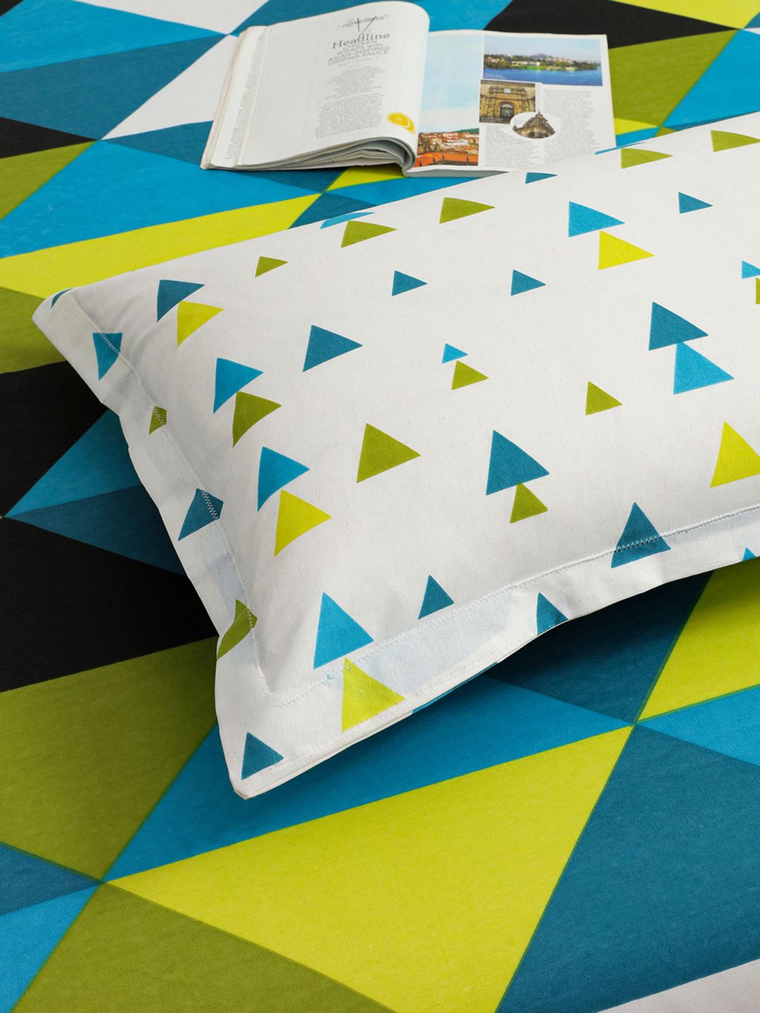 Story@home Ventura Teal Black Geometric 144 TC Cotton Queen Bedsheet 2 Pillow Covers