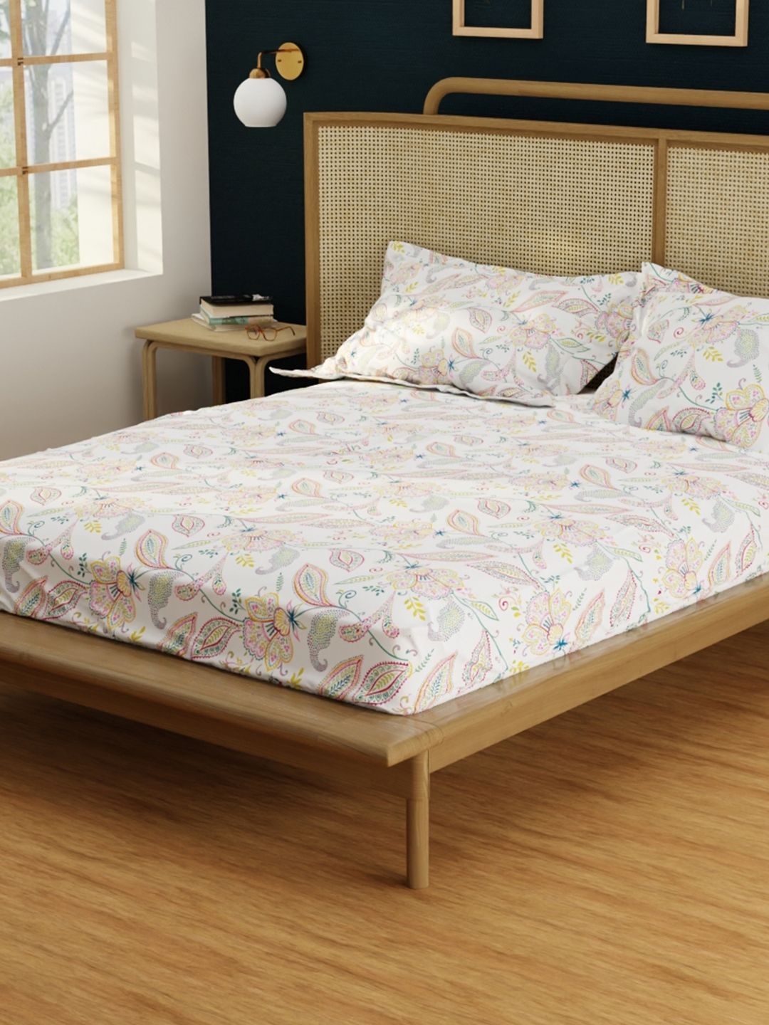 URBAN SPACE Pink & White Printed 200 TC Cotton Fitted King Bedsheet With 2 Pillow Covers