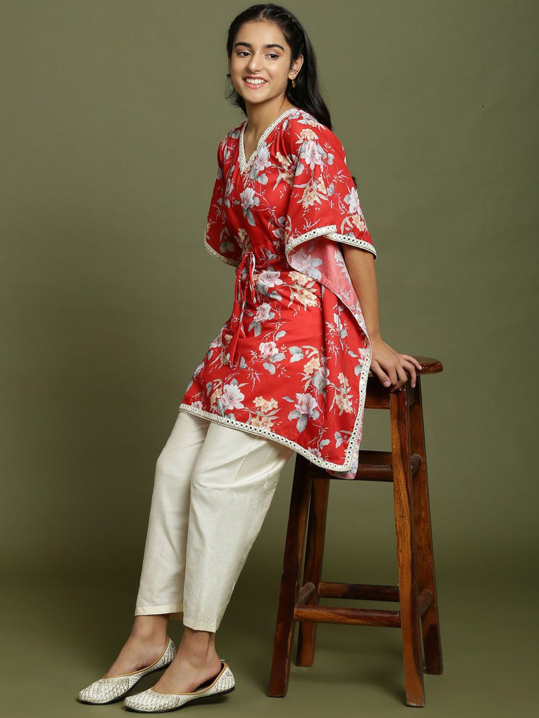 VASTRAMAY Girls Floral Printed Regular Mirror Work Kurta with Salwar