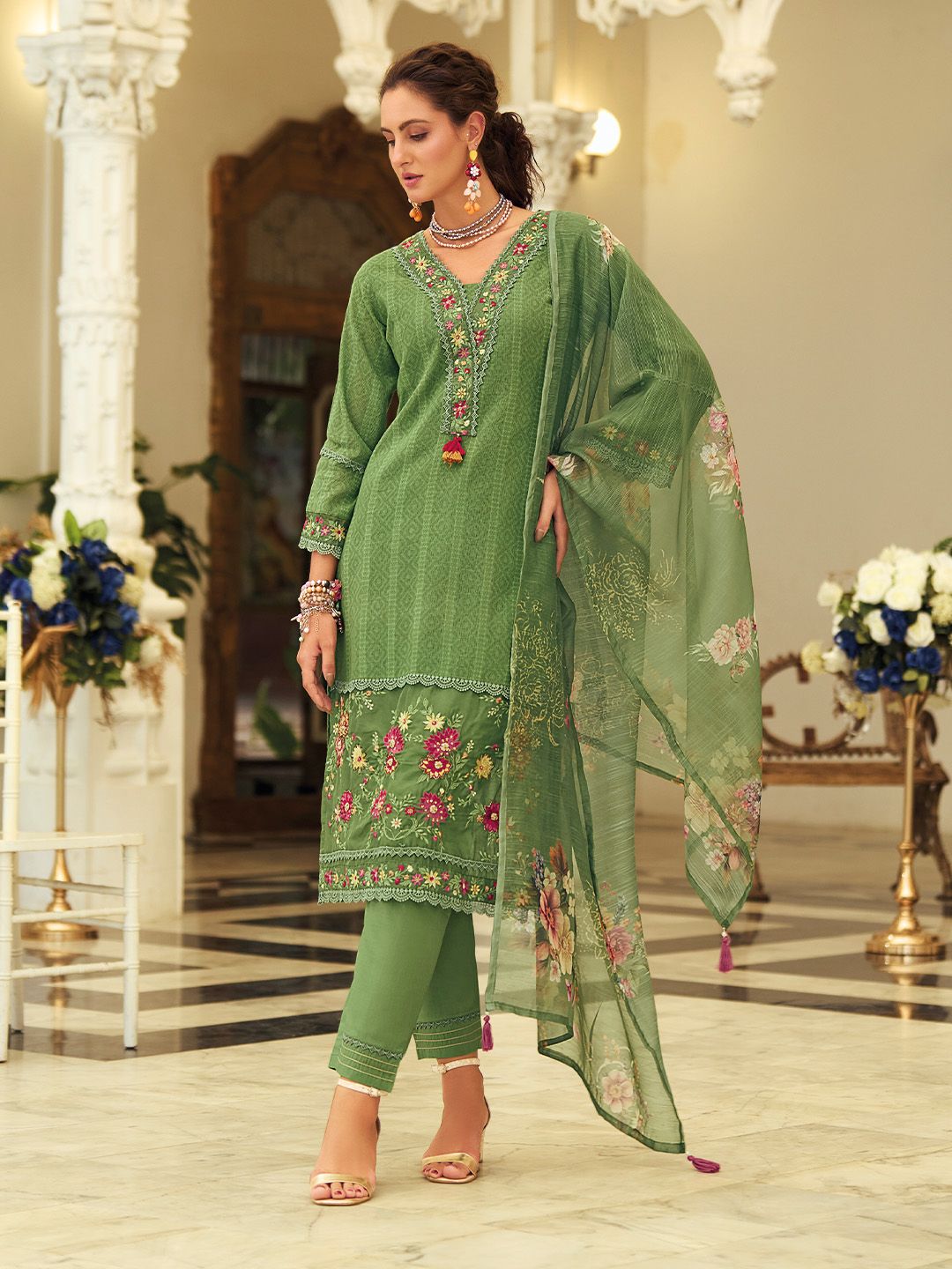 Varanga Women Floral Printed Regular Thread Work Kurta Set With Dupatta