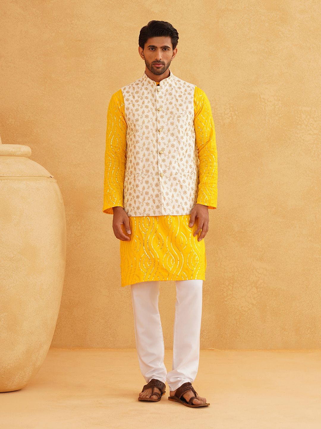 SOJANYA Motif Etnik Bersulam Kurta Kapas Tulen Labuci dengan Jaket Churidar & Nehru